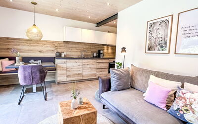 Kinast (Hft201) 650.1: Furniture, Interior Design, Couch, Flooring, Wood, Living Room, Wood Flooring, Room, Floor, Ceiling
