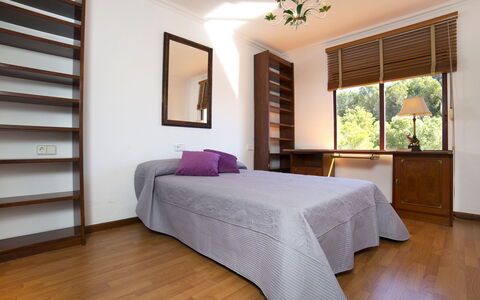 Bernia Golf: Bedroom, Bed, Furniture, Room, Bed Sheet, Mattress, Interior Design, Property, Bed Frame, Bedding