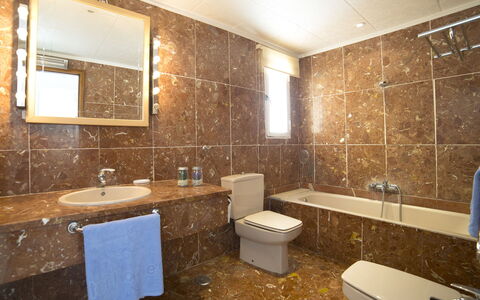 Bernia Golf: Bathroom, Room, Property, Interior Design, Tile, Building, Wall, Floor, Real Estate, Plumbing Fixture