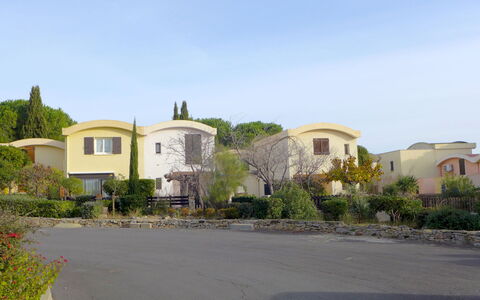 Gruissan 310: Sky, Plant, Plant Community, Window, Tree, Land Lot, Road Surface, House, Cloud, Residential Area