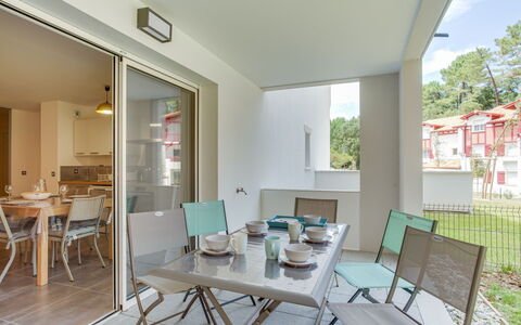 Hossegor 770: Property, Room, Building, Real Estate, Furniture, House, Interior Design, Table, Apartment, Architecture