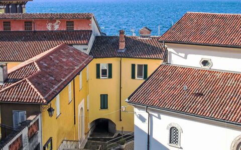 Porto Valtravaglia 105: Roof, Balcony, Stairs