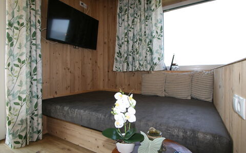 Kröll: Flower, Plant, Property, Building, Flowerpot, Comfort, Interior Design, Wood, Shade, Living Room