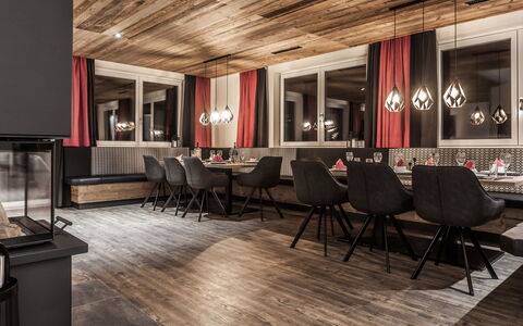 Montafon: Floor, Interior Design, Room, Building, Wood Flooring, Laminate Flooring, Property, Flooring, Home, Hardwood