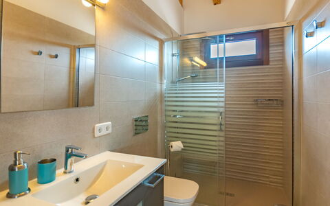 Son Vivot: Mirror, Tap, Sink, Property, Plumbing Fixture, Bathroom Sink, Bathroom, Interior Design, Architecture, Floor