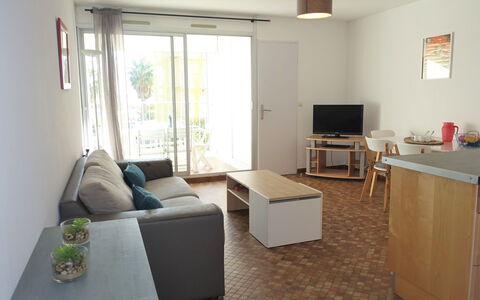 Maisons sur la Plage: Furniture, Table, Couch, Comfort, Wood, Studio Couch, Building, Flooring, Floor, Television