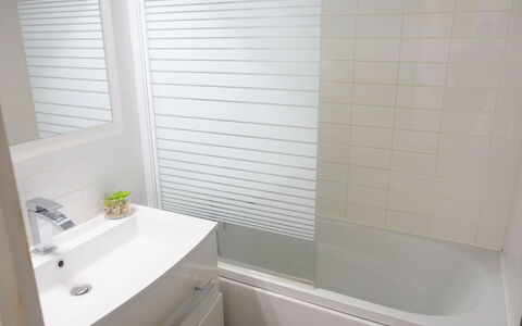 Maisons sur la Plage: Plumbing Fixture, Property, Bathtub, Tap, Sink, Bathroom, Interior Design, Floor, Line