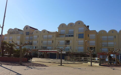 Maisons sur la Plage: Residential Area, Town, Property, Building, Architecture, Human Settlement, City, Urban Area, Sky, Neighbourhood