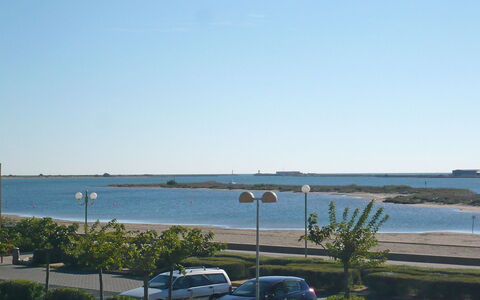 Maisons sur la Plage: Water, Plant, Sky, Car, Vehicle, Azure, Street Light, Land Lot, Coastal And Oceanic Landforms, Horizon