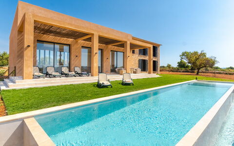 Can Navarro: Property, Building, Swimming Pool, House, Real Estate, Home, Architecture, Villa, Estate, Reflecting Pool