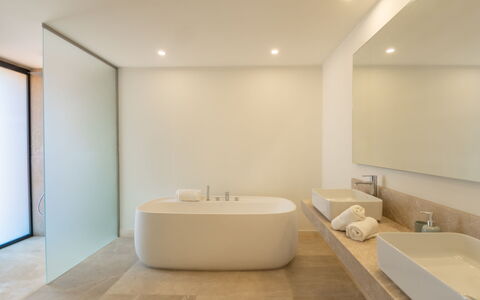Can Navarro: Property, Bathtub, Plumbing Fixture, Wood, Bathroom, Sink, Floor, Flooring, Tap