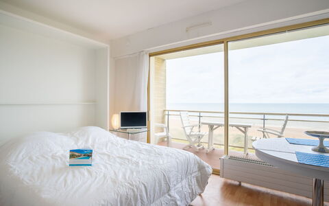 Le Golf: Furniture, Building, Property, Comfort, Azure, Window, Bed Frame, Textile, Pillow, Wood