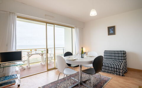 Le Golf: Room, Property, Interior Design, Furniture, Living Room, Building, House, Real Estate, Table, Coffee Table