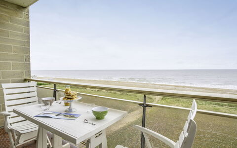 Le Golf: Water, Sky, Table, Furniture, Tableware, Building, Chair, Interior Design, Plant, Outdoor Furniture