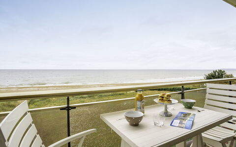 Le Golf: Table, Sky, Water, Furniture, Property, Cloud, Chair, Outdoor Furniture, Building, Tableware