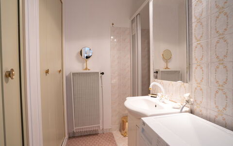 Le Golf: Mirror, Plumbing Fixture, Sink, Tap, Bathroom, Bathroom Sink, Bathroom Cabinet, Purple, Wood