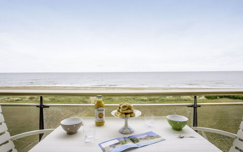 Le Golf: Table, Sky, Water, Tableware, Daytime, Furniture, Cloud, Drinkware, Dishware, Azure