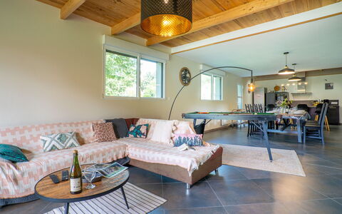Villa Heol: Furniture, Interior Design, Flooring, Couch, Floor, Wood, Ceiling, Living Room, Table, Lighting