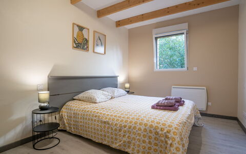 Villa Heol: Bed, Interior Design, Furniture, Bedroom, Wall, Floor, Flooring, Room, Wood, Bed Sheet