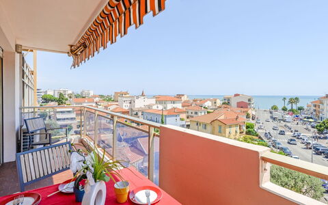 Etoile de Mer: Property, Balcony, Building, Real Estate, Apartment, Room, House, Vacation, Resort, Architecture