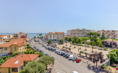 Etoile de Mer: Residential Area, Urban Area, Metropolitan Area, Town, Neighbourhood, City, Property, Human Settlement, Building, Transport