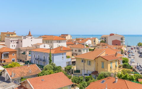 Etoile de Mer: Residential Area, Roof, Neighbourhood, Town, Property, Human Settlement, Suburb, Village, Urban Area, House