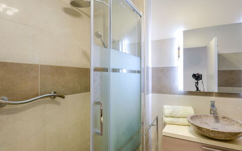 Etoile de Mer: Mirror, Plumbing Fixture, Sink, Tap, Bathroom, Building, Shower Head, Door, Wood