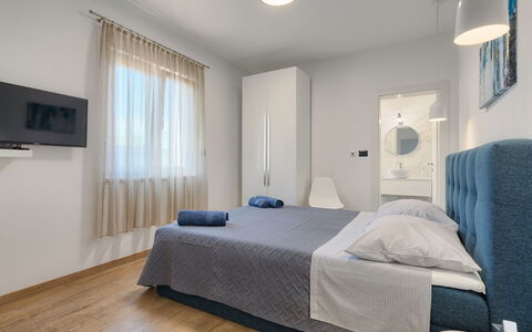 Vine: Bedroom, Furniture, Room, Bed, Property, Interior Design, Bed Sheet, Floor, Bed Frame, Ceiling