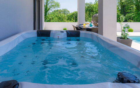 Vine: Water, Plant, Building, Daytime, Property, Sky, Swimming Pool, Azure, Tree, Body Of Water