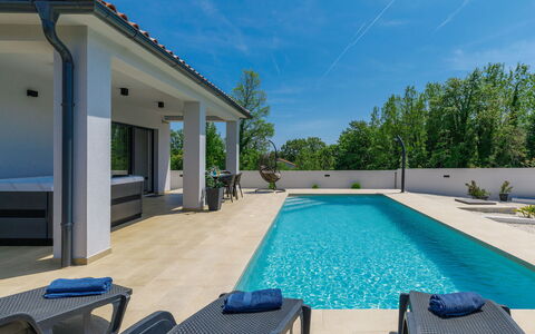 Vine: Water, Plant, Building, Daytime, Property, Sky, Swimming Pool, Azure, Tree, Body Of Water