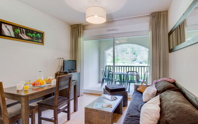 Les Jardins de Balnéa 651.2: Furniture, Table, Picture Frame, Couch, Wood, Interior Design, Living Room, Floor, Comfort, Plant