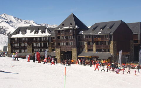 Peyragudes 651: Snow, Winter, Ski Resort, Mountain, Piste, Mountain Range, Recreation, Resort, Building, Vacation