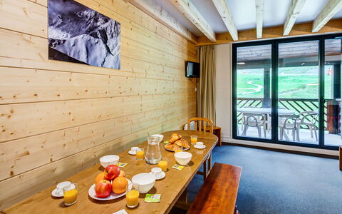 Peyragudes 651: Table, Food, Tableware, Wood, Interior Design, Cup, Flooring, Chair, Hardwood, Plate