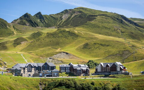 Peyragudes 651: Sky, Mountain, Cloud, Natural Landscape, Nature, Land Lot, Slope, House, Highland, Terrain