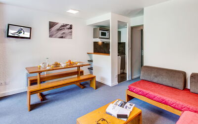 Résidence Privilège 651.1: Picture Frame, Furniture, Property, Couch, Table, Comfort, Wood, Interior Design, Living Room, Studio Couch