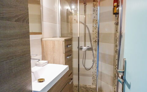 Estany: Tap, Property, Sink, Plumbing Fixture, Bathroom Sink, Bathroom, Interior Design, Wood, Window