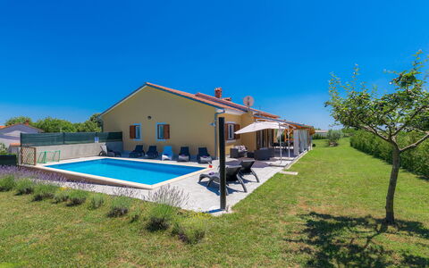 Melian: Property, House, Home, Real Estate, Building, Villa, Swimming Pool, Land Lot, Farmhouse, Grass