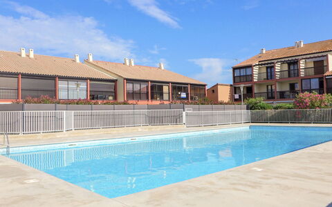 Gruissan 850: Water, Sky, Cloud, Plant, Property, Swimming Pool, Building, Azure, Window, Body Of Water