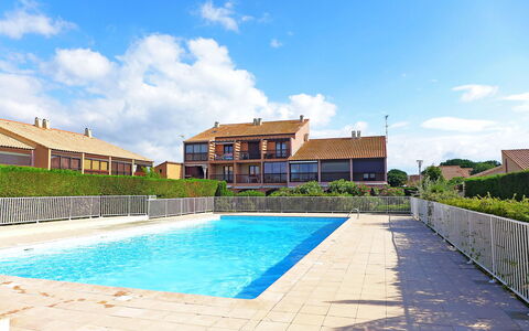 Gruissan 850: Cloud, Water, Sky, Plant, Building, Swimming Pool, Azure, Blue, Window, Body Of Water