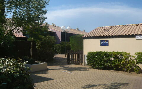 Gruissan 850: Plant, Sky, Cloud, Building, Road Surface, Land Lot, Shade, Tree, Urban Design