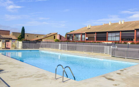 Gruissan 850: Water, Sky, Cloud, Swimming Pool, Azure, Building, House, Composite Material, Leisure, Resort Town