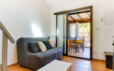 Les Amandines 850.1: Couch, Property, Furniture, Building, Comfort, Wood, Interior Design, Living Room, Table, Flooring