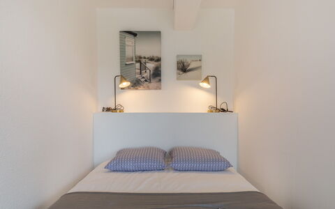 Résidence le Grand Bleu: Room, Bedroom, Bed, Property, Furniture, Interior Design, Wall, Floor, House, Building