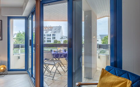 Résidence le Grand Bleu: Door, Room, Property, Window, Vehicle Door, Home Door, Building, Yellow, Interior Design, Glass