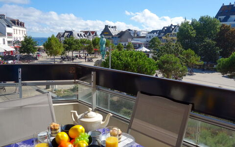 Résidence le Grand Bleu: Cloud, Sky, Tableware, Plant, Building, Flowerpot, Azure, Window, Chair, Interior Design