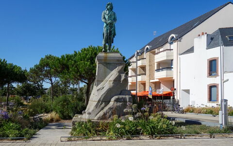 Résidence le Grand Bleu: Statue, Monument, Property, Sculpture, Landmark, Town, Architecture, Memorial, Tree, Residential Area