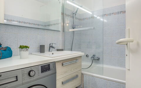 Résidence le Grand Bleu: Bathroom, Room, Property, Tile, Interior Design, Real Estate, Building, Architecture, Tap, Material Property