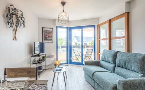 Résidence le Grand Bleu: Room, Furniture, Property, Living Room, Blue, Interior Design, Yellow, Green, Building, House