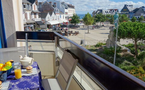 Résidence le Grand Bleu: Property, Real Estate, Building, Vacation, Balcony, Apartment, House, Roof, Tree, Room