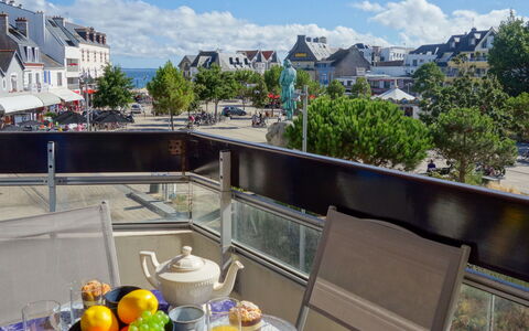 Résidence le Grand Bleu: Sky, Tableware, Cloud, Property, Building, Table, Plant, Tree, Chair, Window